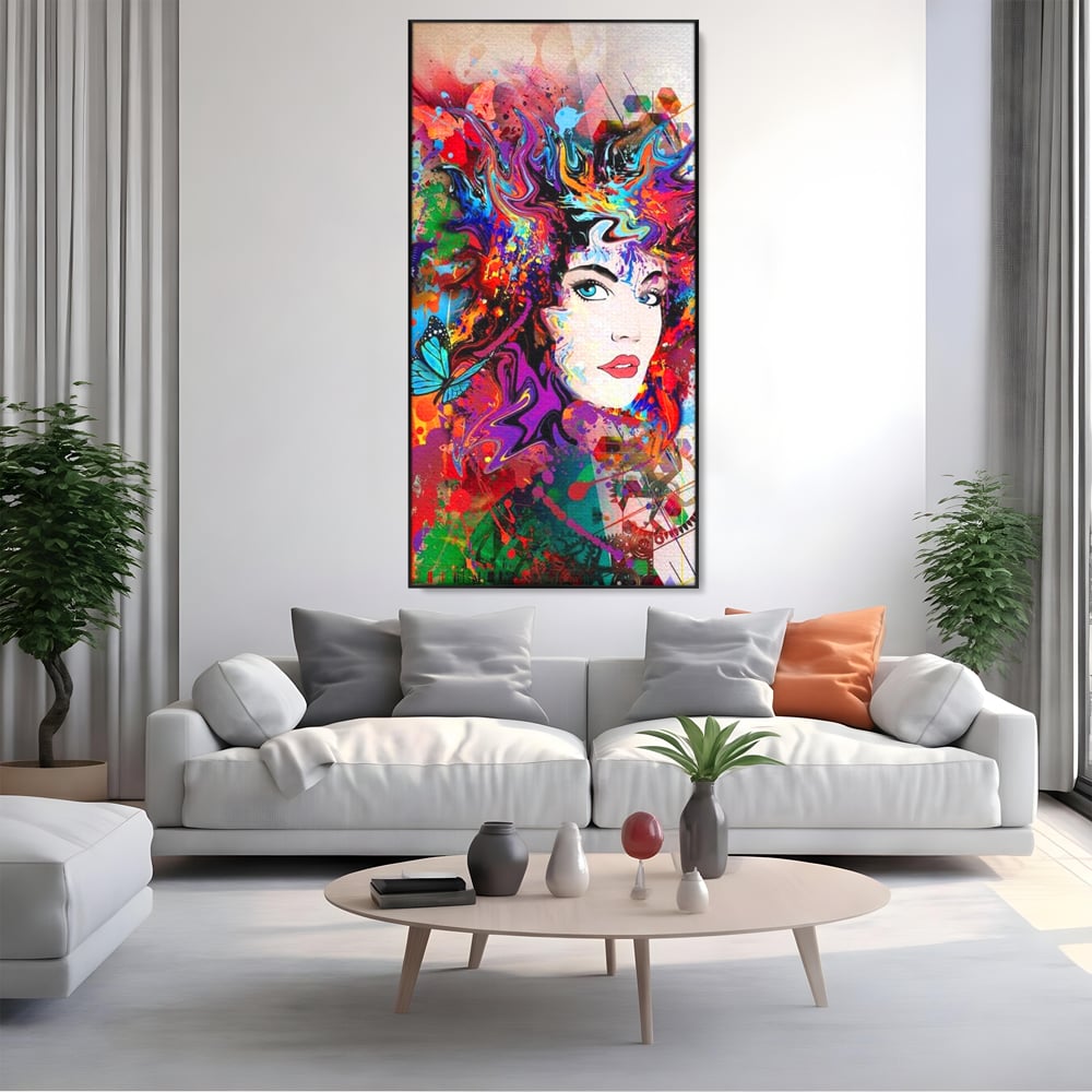 Tablou canvas cu tablou canvas cu portret artistic de femeie, in rama de aluminiu negru, pe perete intr-un living